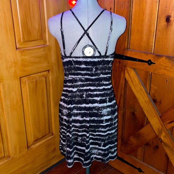 Billabong Dress: size M: black and white striped pattern - Picture 2 of 7